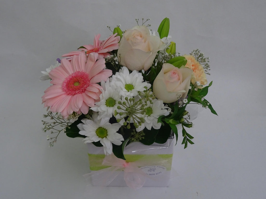 Light shades of white and pink in this flower arrangement